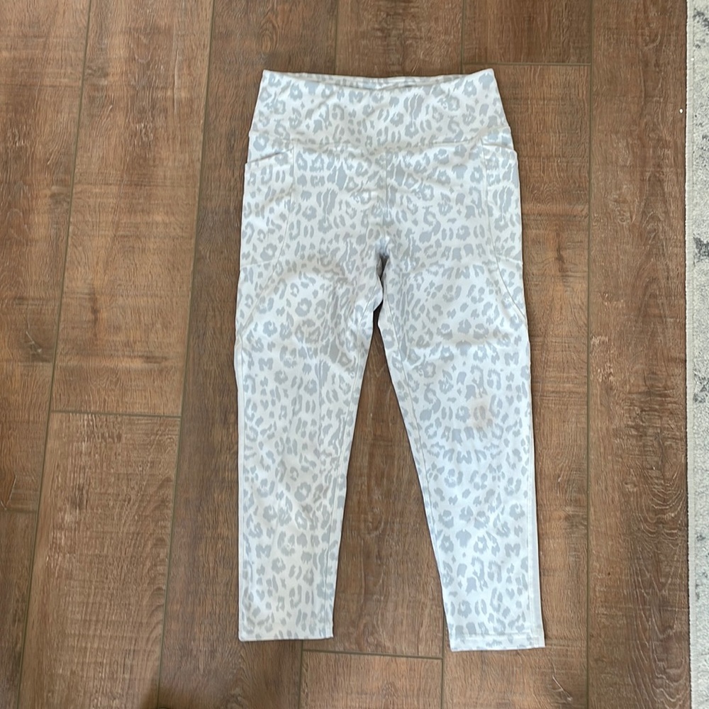 white cheetah cropped leggings